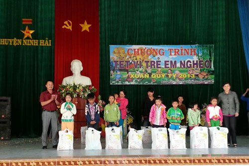 Gia Việt tặng quà tết cho các gia đình khó khăn Quý Tỵ 2013