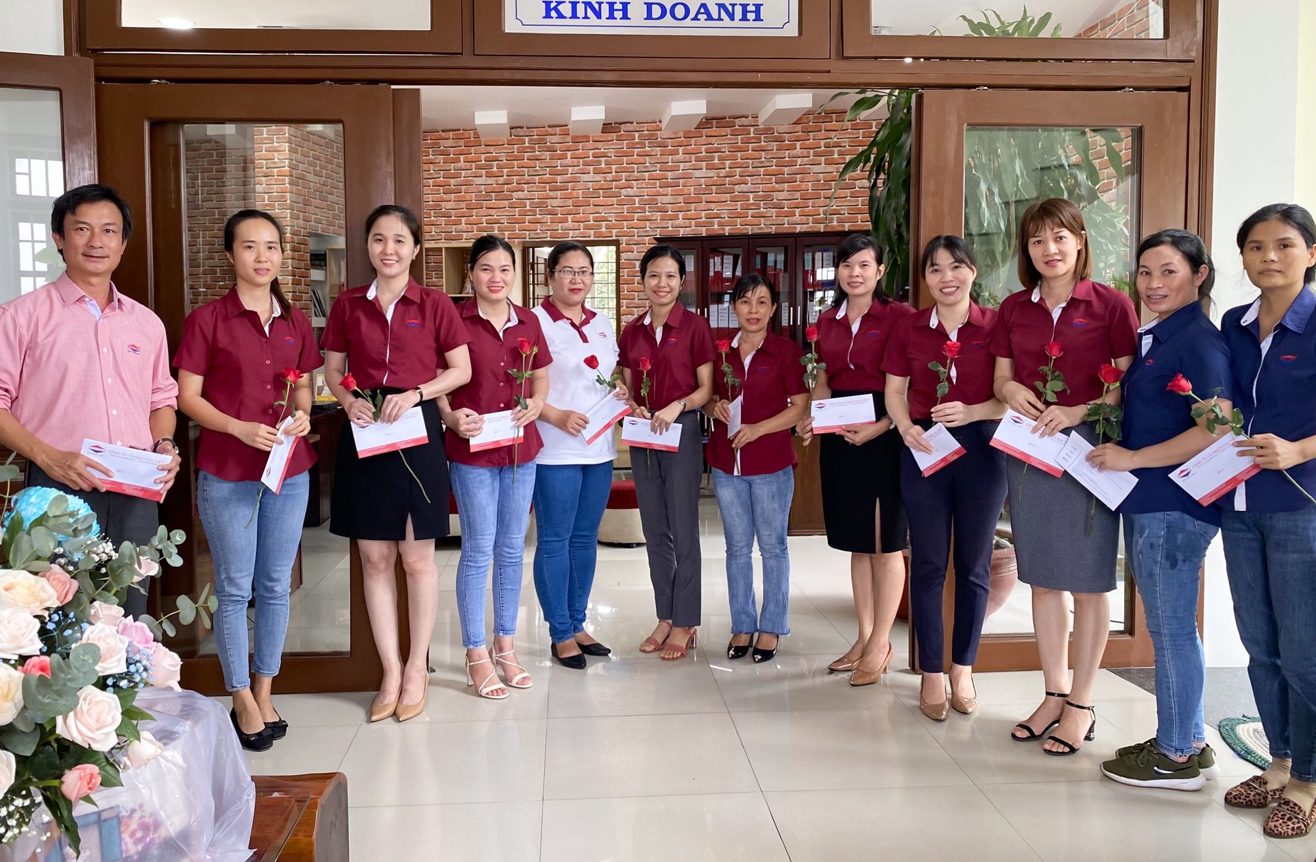 Ban lãnh đạo công ty tặng hoa và chúc mừng ngày Phụ nữ Việt Nam 20 - 10